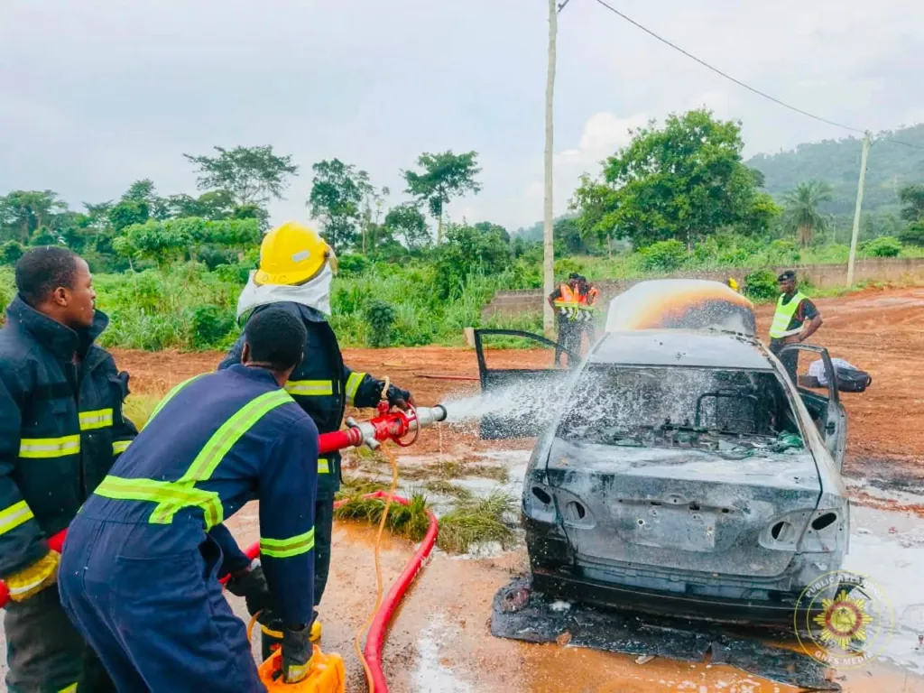 Ogya asɛe Toyota Corolla wɔ Peki-Asikuma kwan so