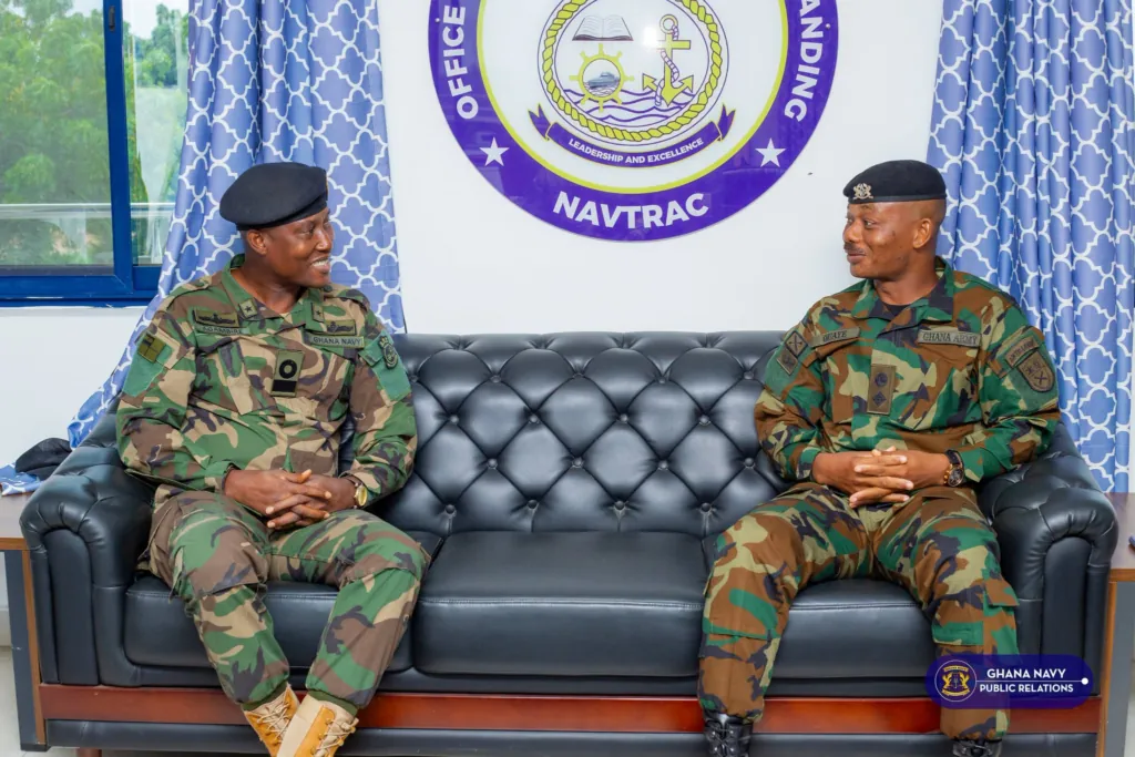 NAVTRAC Commander hosts new artillery training school commanding officer