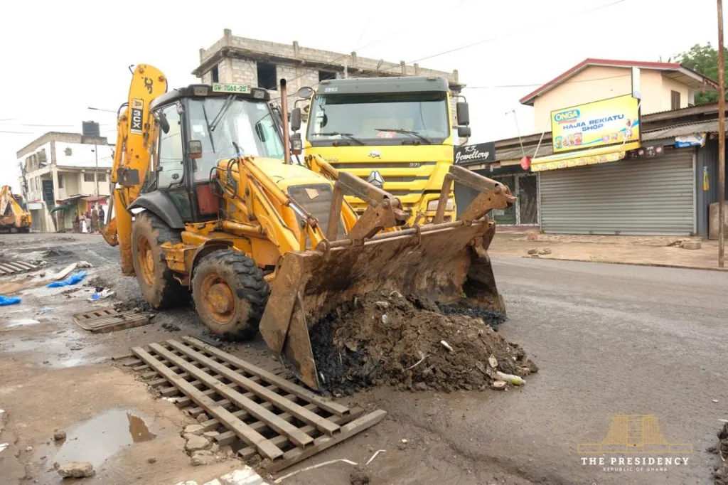 DAY 2: Post-flood clean-up continues as gov’t brings in more trucks, tricycles