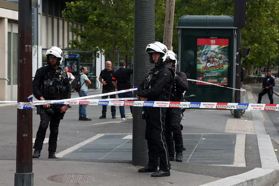 French police arrest man after knife attack in Paris