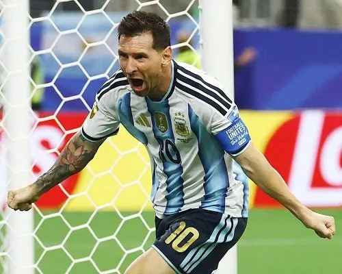 “Messi will score more but I want the trophy”