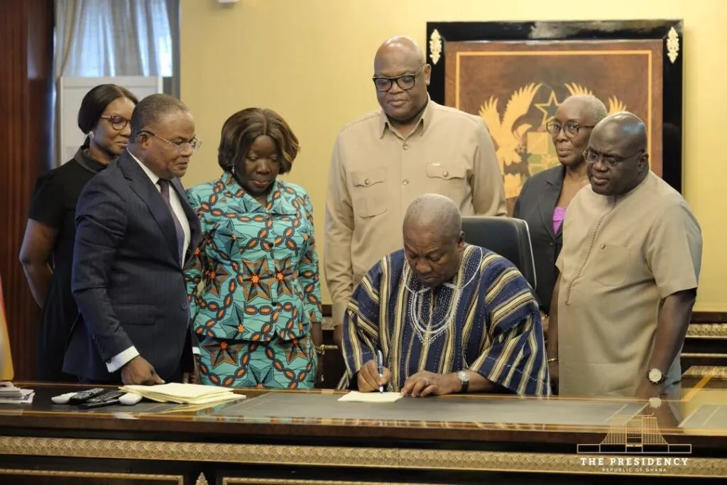 Photos : Mahama signs new GIPA Act into law to boost Ghana’s investment drive