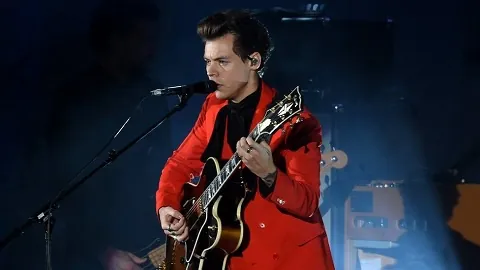 Harry Styles receives Guinness World Record for longest Wembley Stadium run