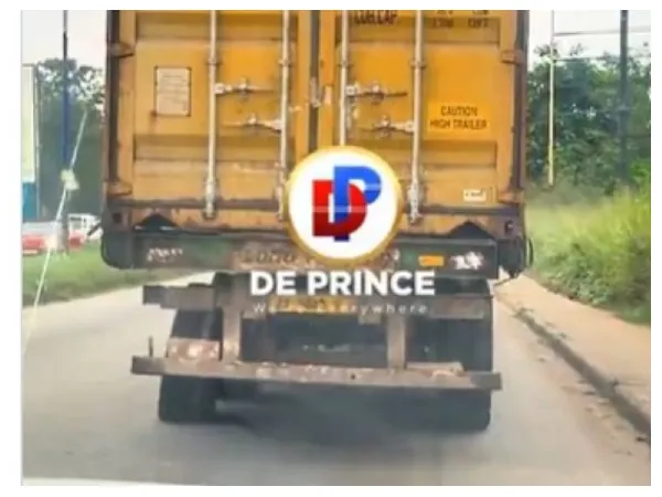 'Where is the police?' - Netizens raise alarm over truck driving on highway with deflated tyres