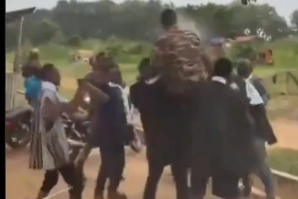 Watch the moment kingmakers ‘capture’ prison officer at duty post to install him as chief