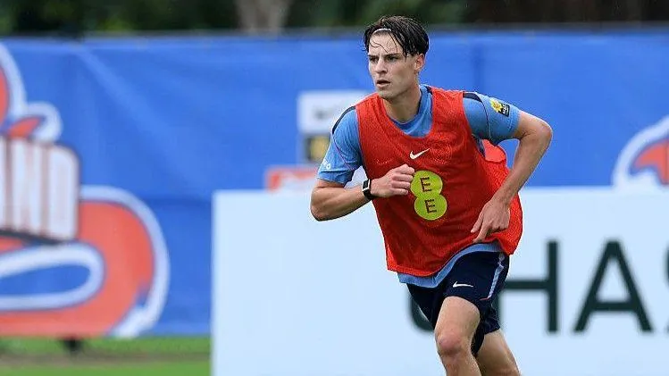 Santos latest midfielder considered by Man Utd