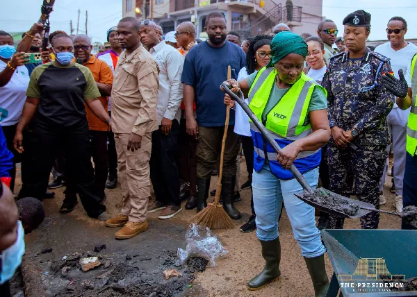 PHOTOS: Veep joins clean-up efforts in flood-hit communities