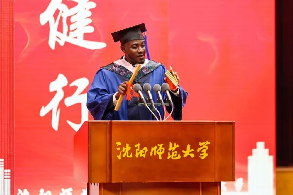 Watch as crowd erupts after Ghanaian delivers 'flawless' speech in Chinese at graduation