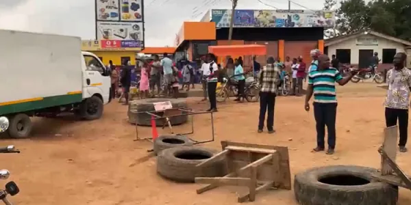 Watch as residents of Obeyeyie block road over poor condition