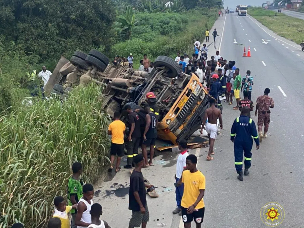 One injured after Kia Rhino truck overturns on Accra–Kumasi Highway at Omenako