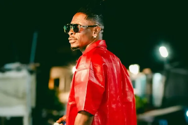 Video of Shatta Wale kissing two women after 'two wives' revelation stirs reactions online