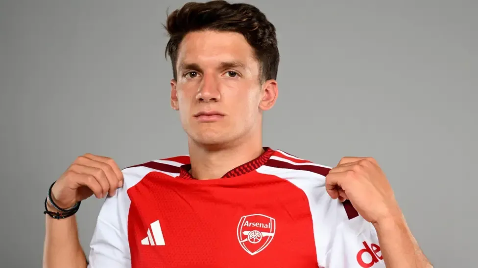 Arsenal sign Greece forward Tzolis for £34m