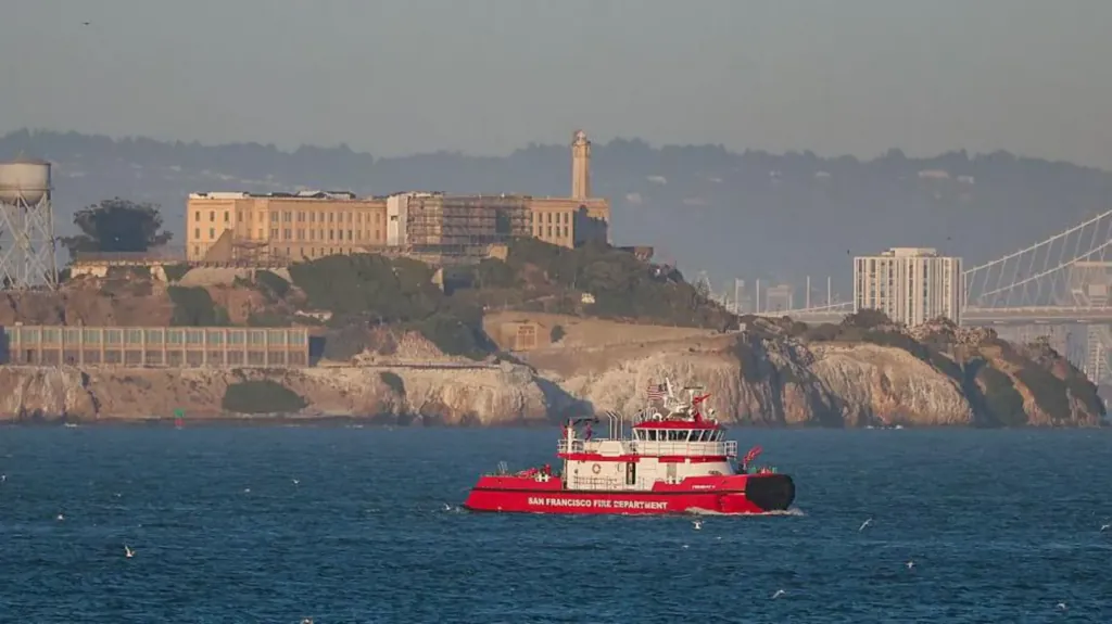 One dead and three missing after boat sinks near Alcatraz
