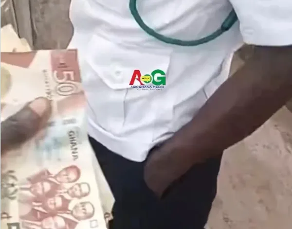 Drama as city guards allegedly refuse bribe after they discovered being filmed