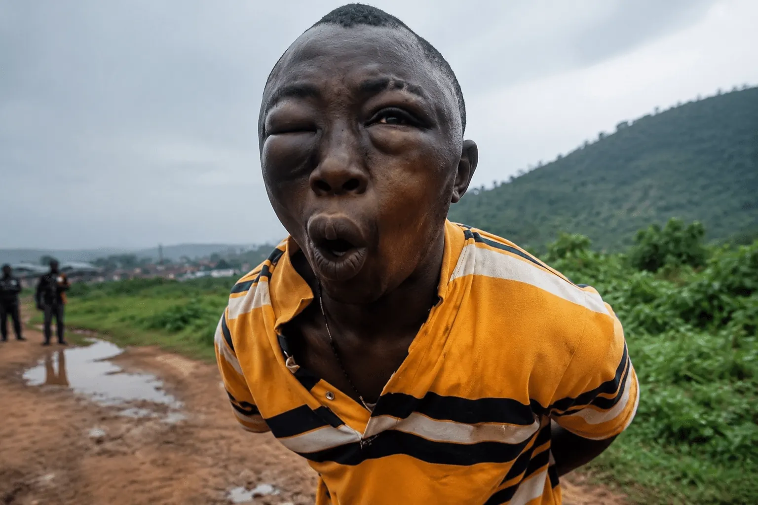 Viral Video of Handcuffed Man Sparks Outrage After Alleged ₦2 Million Theft Case Takes Dramatic Turn