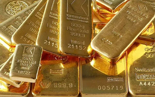 Gold heads for biggest weekly loss in six weeks as oil prices surge