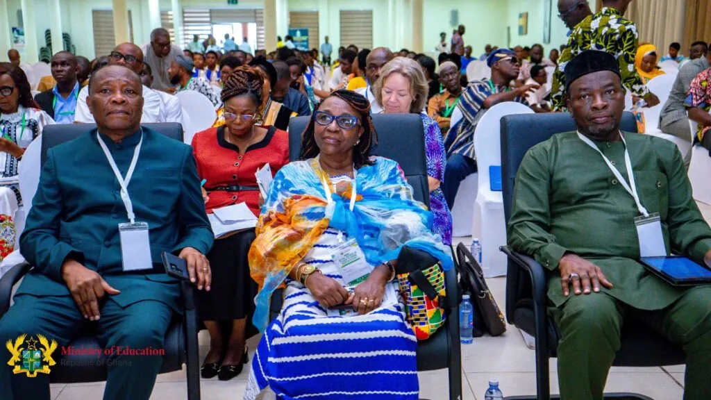 Ɔman Nhyiamu a ɛfa sukuu mu basabasayɛ ho no baa awieeɛ a wɔbisaa ɔman nhyehyɛeɛ kɛseɛ