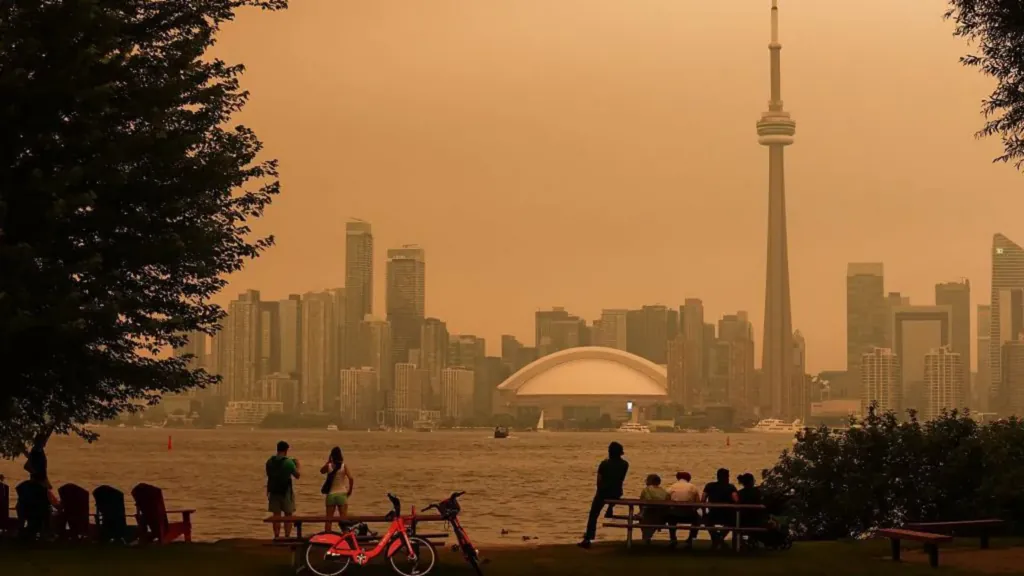 More than 800 Canadian wildfires burning as air quality alerts extend to US