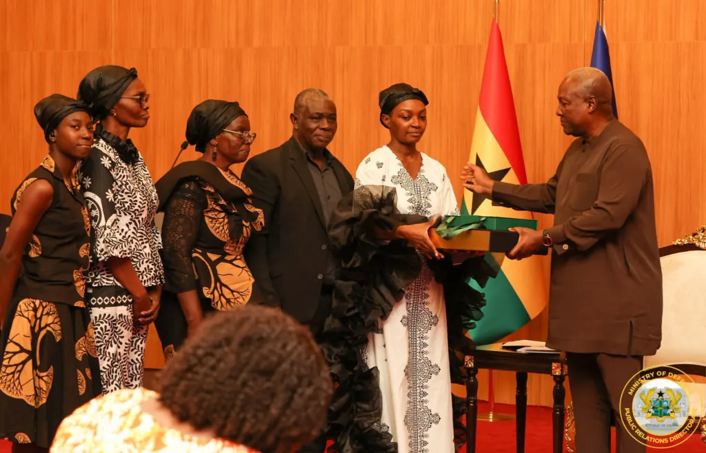 Photos: Mahama presents compensation package to helicopter crash victims