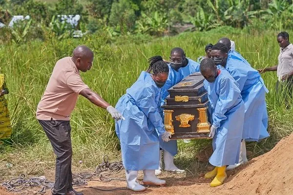 Confirmed Ebola deaths hit 600 new cases emerge